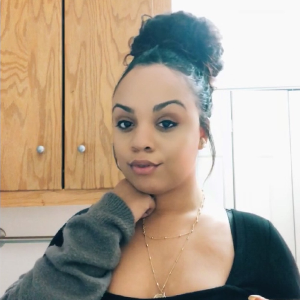 Meet your Posher, Elizabeth